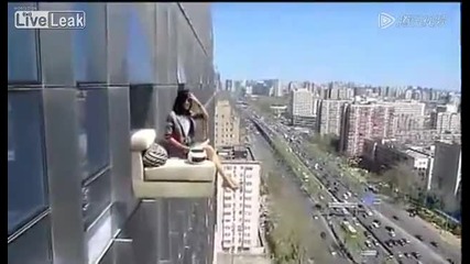 Мацка се наслаждава на уикенда от 23 етаж