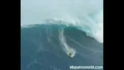 Сърфист Се Пуска По Вълна Висока 30 М.