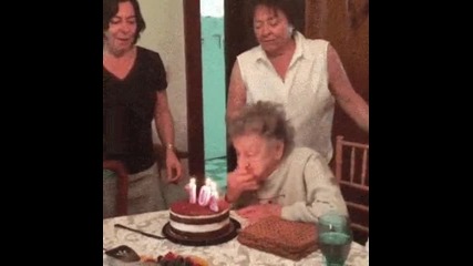 Баба на 101 Г. духа свещите на рожденния си ден