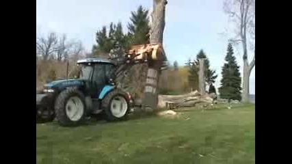 трактор събаря цяло дърво