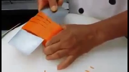 Готвач превръща морков в произведение на изкуството !