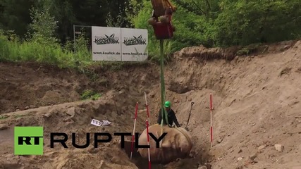 Германия: Дрон засне изравянето на 1,7-метровата глава на Ленин