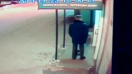 Старец открадна стелката от обменно бюро в Русия!