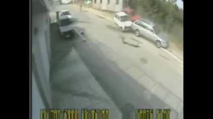 Камион удря паркирани коли!!!