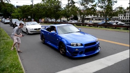 Skyline R34 издивява на кръстовището!!