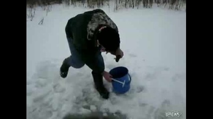 Зимен риболов с ръце, но не всеки може! 