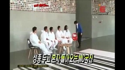 Infinite Sungjong play with frogs