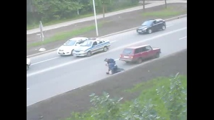 Мъж краде телефона на арестуван руснак