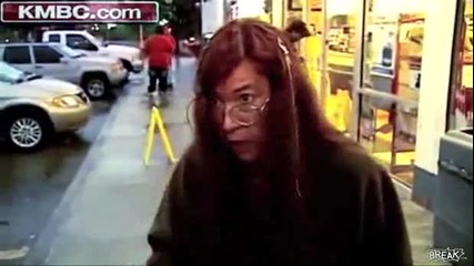 Луда жена говори пред камера на новините 