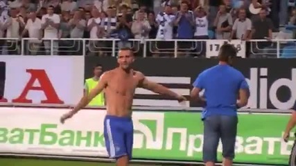 Shevchenko saves pitch invader from the police - Шевченко Спасява Фен от Полицията