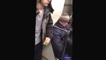 Момче нарежда кубчето на Рубик с лявата ръка в метрото