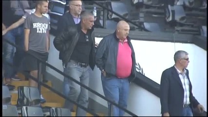 ВИДЕО: Венци Стефанов си тръгна намръщен от стадион Славия