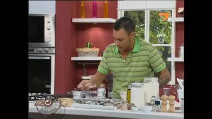 Лео предлага кексчета с ягоди и кокос