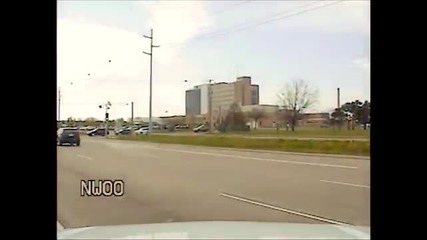 Полицай спира автомобилен трафик заради пресичането на патица с пиленцата си!