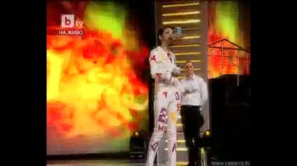 Момиче говори с две чаши в уста - България търси талант