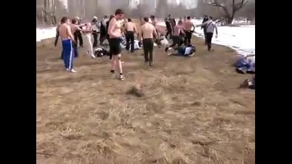 Руски футболни фенове се бият