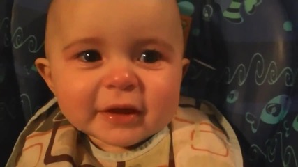 Бебе се разплака до-като слуша майка си да пее.. ;(