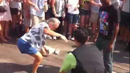 Баба завладяна от музиката