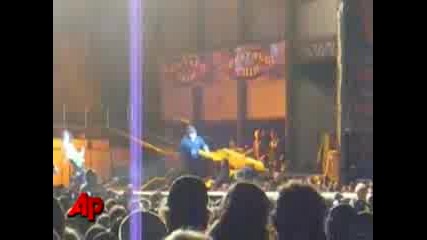 Стивън Тайлър пада от сцената (аеросмит)