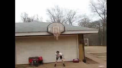 Баскетболен кош пада върхо дете - Луд смях ! 