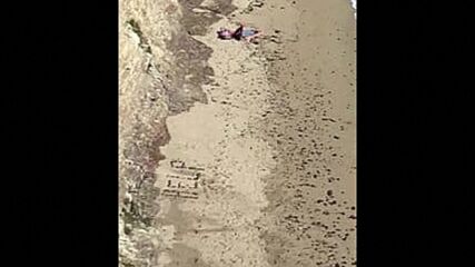 Спасиха кайтсърфист, изписал „помощ” с камъни на плажа (ВИДЕО)