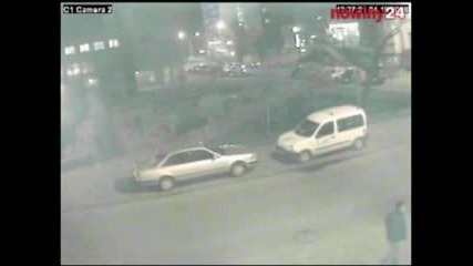 Вандал Чупи Стъкло На Кола С Глава