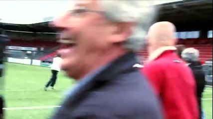 Фен показва на футболисти как се жунглира с топка