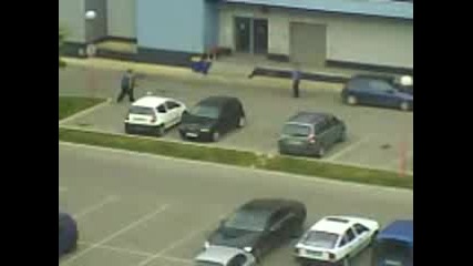 Смях! Полицаи играят с топка на паркинга на кино Арена 