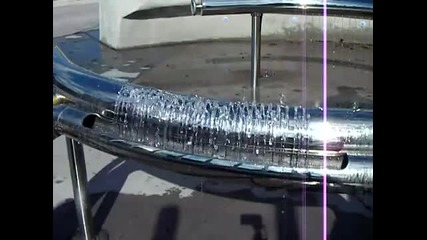 Двама мъже свирят на hydraulophone (воден орган)