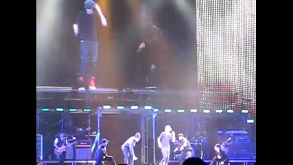 Justin Bieber Dancing at the Rose Garden