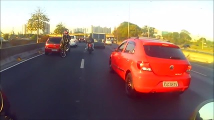 Моторист се блъска в спрян автомобил