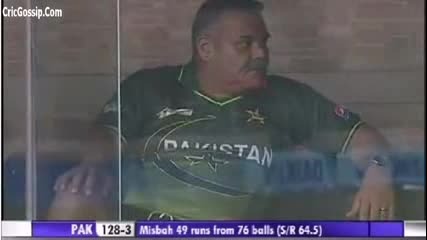 Funny Umar Gul Making Fun With Pakistani Coach Dav Whatmore
