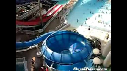 Най - яката водна пързалка на света!