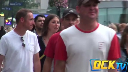 Как реагират хората,когато мъж започне да бие жена си на улицата
