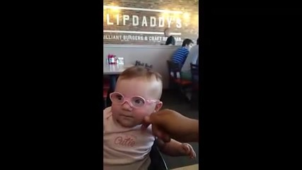 Бебе със зрителни проблеми прогледна за първи път!