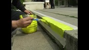 Райна Петрова боядисва стълби в жълто