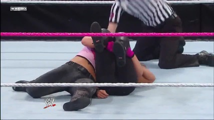 Kaitlyn vs. Tamina Snuka - Wwe Superstars 11.10.2013