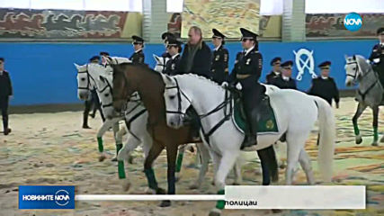 В навечерието на 8-ми март: Президентът Путин язди с жени - полицаи