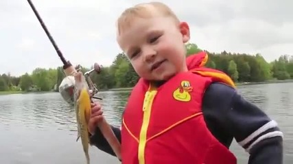 детенце хваща първата си рибка