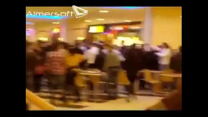 Масов бой на роми в Mall Varna