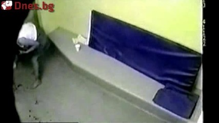 Полицай бие арестантка 