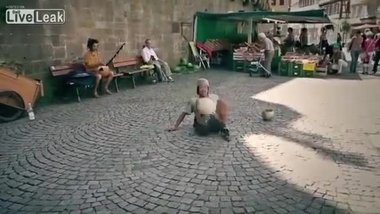 Момче показва удивителни умения с топка