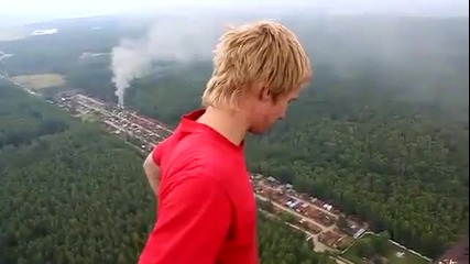 Crazy guy walks on the top of a very high carcass (must See!!!)