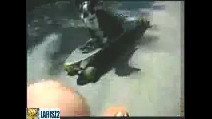 Куче скейтбордист се пребива 
