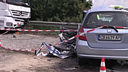 Двама ранени при катастрофа между кола и тир