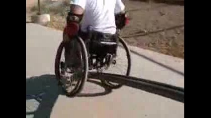 Пичове с инвалидни колички правят страшни номера 