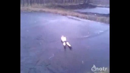 Руснак Скача В Ледено Езеро