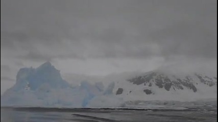 Туристи заснемат разпадането на айсберг