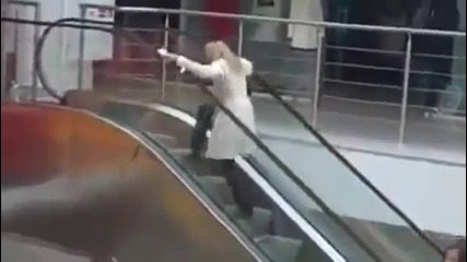 Блондинка на ескалатор :d