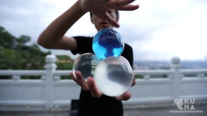 Жонглиране със стъклени сфери